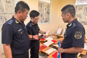 Siết chặt quá cảnh, Hải quan bắt gần 5.000 điện thoại và 2.500 đôi giày giả mạo