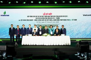 Ông Nguyễn Việt Cường - Phó tổng giám đốc Vietcombank và ông Dương Mạnh Sơn - Phó tổng giám đốc Petrovietnam đại diện hai đơn vị thực hiện ký kết hợp đồng cho vay dự án thượng nguồn và trung nguồn thuộc Chuỗi dự án khí điện Lô B – Ô Môn trước sự chứng kiến của Lãnh đạo Chính phủ, bộ, ban, ngành Trung ương và lãnh đạo cấp cao của 2 bên