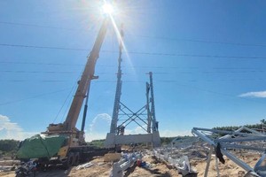 Thi công dựng cột dự án đường dây 220kV Nhà máy điện Nhơn Trạch 3 - TBA 500kV Long Thành. Ảnh: VGP.