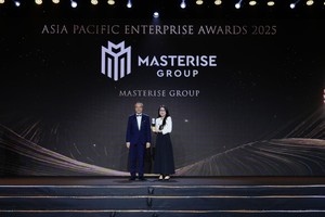 Đại diện Masterise Group nhận giải thưởng Corporate Excellence Award tại lễ trao giải Asia Pacific Enterprise Awards 2025