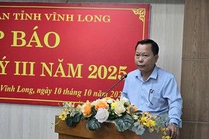 Ông Nguyễn Mạnh Hùng, Chánh Văn phòng UBND tỉnh Vĩnh Long thông tin tình hình kinh tế - xã hội tỉnh tại cuộc họp báo quý III năm 2025 do UBND tỉnh Vĩnh Long tổ chức 