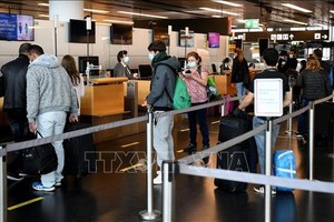 Hành khách xếp hàng tại quầy làm thủ tục ở sân bay Schwechat, gần Vienna, Áo. Ảnh minh họa: AFP/TTXVN 