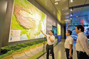 Đại diện Tập đoàn Đèo Cả và Tập đoàn Văn Phú tham quan Cung Triển lãm quy hoạch TP. Trùng Khánh (Trung Quốc) 