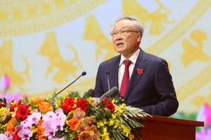 Đồng chí Nguyễn Hòa Bình, Ủy viên Bộ Chính trị, Phó bí thư Thường trực Đảng ủy, Phó thủ tướng Thường trực Chính phủ trình bày báo cáo chính trị tại Đại hội.