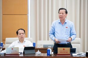 Chủ nhiệm Ủy ban Kinh tế và Tài chính Phan Văn Mãi trình bày báo cáo thẩm tra.