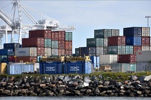 Các container hàng hóa của hãng vận tải Trung Quốc COSCO tại cảng Long Beach, bang California, Mỹ. Ảnh: THX/TTXVN
