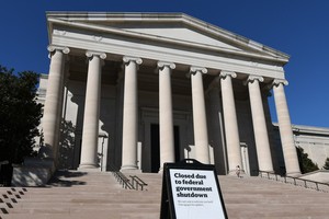 Bảng thông báo đóng cửa tại Phòng trưng bày Nghệ thuật quốc gia ở Washington, D.C., Mỹ ngày 5/10/2025. Ảnh: THX/TTXVN