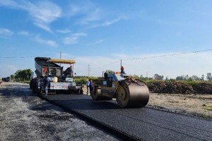 Thảm bê tông nhựa tại gói XL03 đoạn cao tốc Hậu Giang - Cà Mau (Ảnh: Mỹ Lệ)