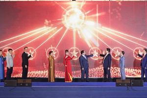 Thủ tướng Chính phủ và các doanh nhân khởi xướng Chương trình "Toàn cảnh Kinh tế tư nhân lần thứ nhất" (ViPEL 2025) khởi động cơ chế công - tư kiến quốc