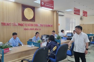 Các thủ tục hành chính công tại Trung tâm Phục vụ hành chính công xã Quảng Hà được thực hiện đảm bảo nhanh chóng, đúng thời hạn. Ảnh: Quỳnh Nga