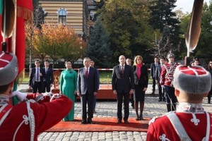 Tổng thống Cộng hòa Bulgaria Rumen Radev và Phu nhân chủ trì Lễ đón Tổng Bí thư Tô Lâm và Phu nhân cùng đoàn đại biểu cấp cao Việt Nam thăm chính thức Bulgaria. (Ảnh: Thống Nhất/TTXVN).