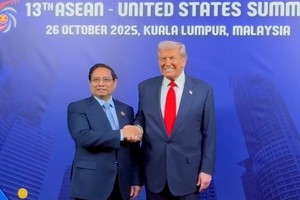 Thủ tướng Chính phủ Phạm Minh Chính có cuộc tiếp xúc ngắn với Tổng thống Hoa Kỳ Donald Trump bên lề Hội nghị Cấp cao ASEAN - Hoa Kỳ. Ảnh: VGP