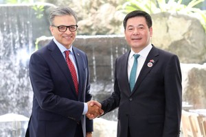 Bộ trưởng Công thương Việt Nam và Chủ tịch kiêm Giám đốc điều hành Hội đồng Kinh doanh Canada, Goldy Hyder .