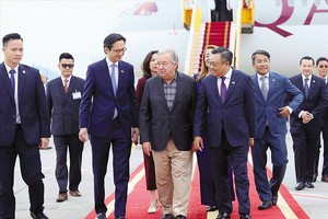 Tổng thư ký Liên hợp quốc António Guterres đến Việt Nam tham dự Lễ mở ký Công ước Hà Nội. Ảnh: TTXVN