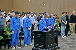 Xét xử nhiều cựu lãnh đạo trong vụ mang hàng triệu USD đi đánh bạc