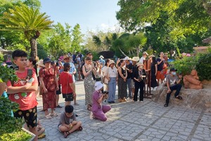 Du khách tham quan du lịch tại Nha Trang, tỉnh Khánh Hòa. Ảnh: Linh Đan