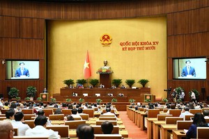 Quốc hội nghe Phó trưởng đoàn giám sát Lê Quang Mạnh trình bày báo cáo kết quả giám sát. Ảnh: Viết Chung