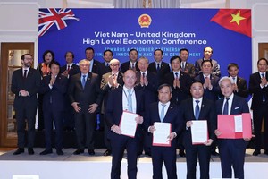 Ông Trần Minh Sơn, Phó Chủ tịch thường trực Hội đồng Quản trị Sun Group, đại diện Sun PhuQuoc Airways kí biên bản ghi nhớ hợp tác với đối tác