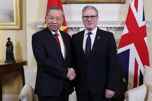 Tổng Bí thư Tô Lâm bắt tay Thủ tướng Anh Keir Starmer. Ảnh: TTXVN.