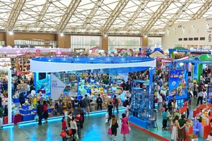 Hội chợ mùa Thu 2025 thu hút trung bình 100.000 lượt khách mỗi ngày., doanh thu trực tiếp 1.000 tỷ đồng. 