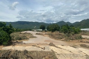 Hiện trường vụ vỡ hồ chứa nước gây thiệt hại nặng cho vùng hạ du xã Tuy Phong, tỉnh Lâm Đồng. 