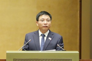 Bộ trưởng Bộ Tài chính Nguyễn Văn Thắng trình bày tờ trình các dự án luật. Ảnh Duy Linh. 