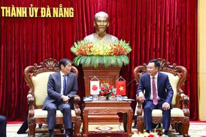 Bí thư Thành ủy Đà Nẵng Lê Ngọc Quang chủ trì buổi tiếp và làm việc với Đại sứ Nhật Bản tại Việt Nam ITO Naoki nhân chuyến thăm và làm việc tại Đà Nẵng. Ảnh: Ngọc Phú, BĐN