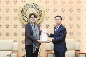 Chủ tịch UBND thành phố Phạm Đức Ấn tặng quà lưu niệm cho bà Helga Margarete Barth.