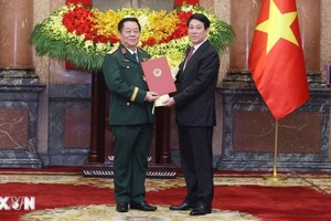 Chủ tịch nước Lương Cường trao Quyết định bổ nhiệm đồng chí Nguyễn Trọng Nghĩa giữ chức Chủ nhiệm Tổng cục Chính trị Quân đội nhân dân Việt Nam, đồng thời thăng quân hàm từ Thượng tướng lên Đại tướng. (Ảnh: Lâm Khánh/TTXVN).