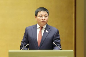 Bộ trưởng Bộ Tài chính Nguyễn Văn Thắng trình bày tờ trình dự án luật - Ảnh: Duy Linh . 