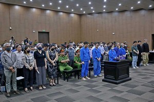 Các bị cáo bị đưa ra xét xử tại phiên tòa sơ thẩm 