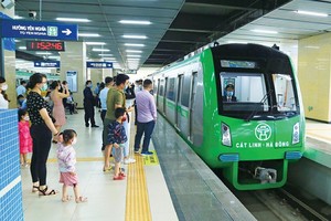 Hà Nội Metro sẽ hỗ trợ hành khách chuyển đổi thông tin vé ngày, vé tuần, vé tháng từ hệ thống cũ sang hệ thống mới tại 12 nhà ga trên tuyến.