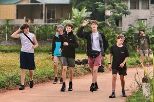 Du khách Nga trải nghiệm không gian du lịch cộng đồng tại Mai Châu. Ảnh: Linh Nguyễn 