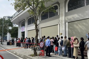 Xếp hàng chờ nộp hồ sơ mua nhà ở xã hội Uy Nỗ (Đông Anh, Hà Nội). Ảnh minh họa.