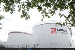 Các bể chứa dầu thuộc công ty Lukoil của Nga tại Brussels, Bỉ. Ảnh: AFP/TTXVN 
