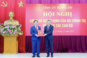 Trưởng ban Tổ chức Trung ương Lê Minh Hưng trao Quyết định của Bộ Chính trị cho tân Bí thư Tỉnh ủy Nghệ An Nguyễn Khắc Thận. Ảnh Phạm Bằng