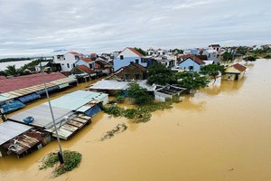  Nhiều khu vực ở Hội An, TP.Đà Nẵng bị ngập sâu trong ngày 3/11. Ảnh: T.X 