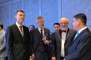 Phó chủ tịch UBND TP.HCM Nguyễn Văn Dũng (ngoài cùng bên phải) trao đổi với Chủ tịch Thượng viện Cộng hòa Czech ông Milos Vystrcil (thứ 2 từ trái qua) bên lề diễn đàn. 