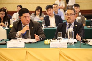 Ông Jeong Ji Hoon, Phó chủ tịch Hiệp hội Doanh nghiệp Hàn Quốc tại Việt Nam (bên trái) kiến nghị cần hoàn thiện cơ chế pháp lý về ưu đãi tài chính, quỹ đất, quy hoạch phát triển nhà ở cho công nhân.