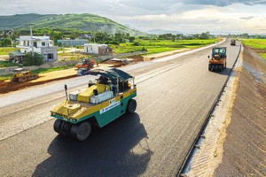 Các dự án hạ tầng giao thông đang khẩn trương thi công. Trong ảnh: Dự án thành phần cao tốc Bắc - Nam, đoạn Quảng Ngãi - Hoài Nhơn. 