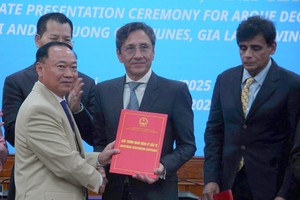 Bí thư Tỉnh ủy Gia Lai Thái Đại Ngọc trao giấy chứng nhận đầu tư cho ông Roland K. Staub, Chủ tịch FS Finance Suisse AG (Thuỵ Sĩ). Ảnh: T.Đ. 