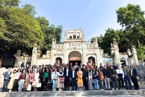 Các đại biểu chụp hình lưu niệm tại Đền Sái, xã Thư Lâm, Hà Nội. Ảnh: Hồ Hạ.