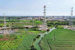 Đường dây truyền tải điện quanh khu vực Trung tâm điện lực Nhơn Trạch, Đồng Nai. 