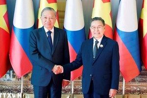 Tổng Bí thư Tô Lâm hội kiến Chủ tịch Quốc hội Lào Saysomphone Phomvihane. Ảnh: Thống Nhất/TTXVN.