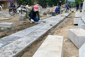 Gói thầu Thi công xây dựng thuộc Dự án Cải tạo, chỉnh trang vỉa hè trên địa bàn quận Hoàng Mai (cũ), TP. Hà Nội (giai đoạn 2) được mở thầu ngày 4/12/2025. Ảnh: Lê Thắng