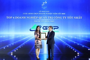 Bà Vũ Thị Phương Nga – Chủ tịch HĐQT CTCP Vận tải Khí Quốc tế nhận giải