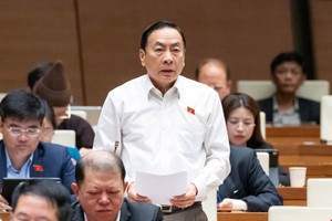  Đại biểu Phạm Văn Hòa (đoàn Đồng Tháp) phát biểu. 