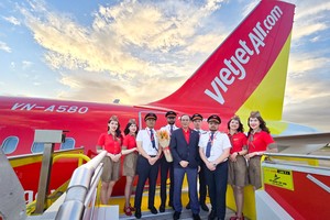 Phó Tổng giám đốc Thường trực Vietjet Tô Việt Thắng (áo vest xanh tím than) cùng phi hành đoàn Vietjet chào đón tàu bay mới/ 
