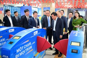 Thứ trưởng Bộ Công an Nguyễn Văn Long, Thứ trưởng Bộ Xây dựng Nguyễn Danh Huy và lãnh đạo Hà Nội Metro trải nghiệm hệ thống soát vé tự động ứng dụng định danh, xác thực điện tử, nhận diện sinh trắc học và thanh toán không dùng tiền mặt đối với hành khách. 