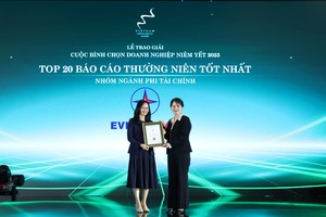 Bà Nguyễn Thị Thanh Hương, Phó tổng giám đốc Kinh tế - Tài chính, đại diện EVNGENCO3 nhận giải thưởng Top20 Báo cáo thường niên tốt nhất - nhóm ngành phi tài chính